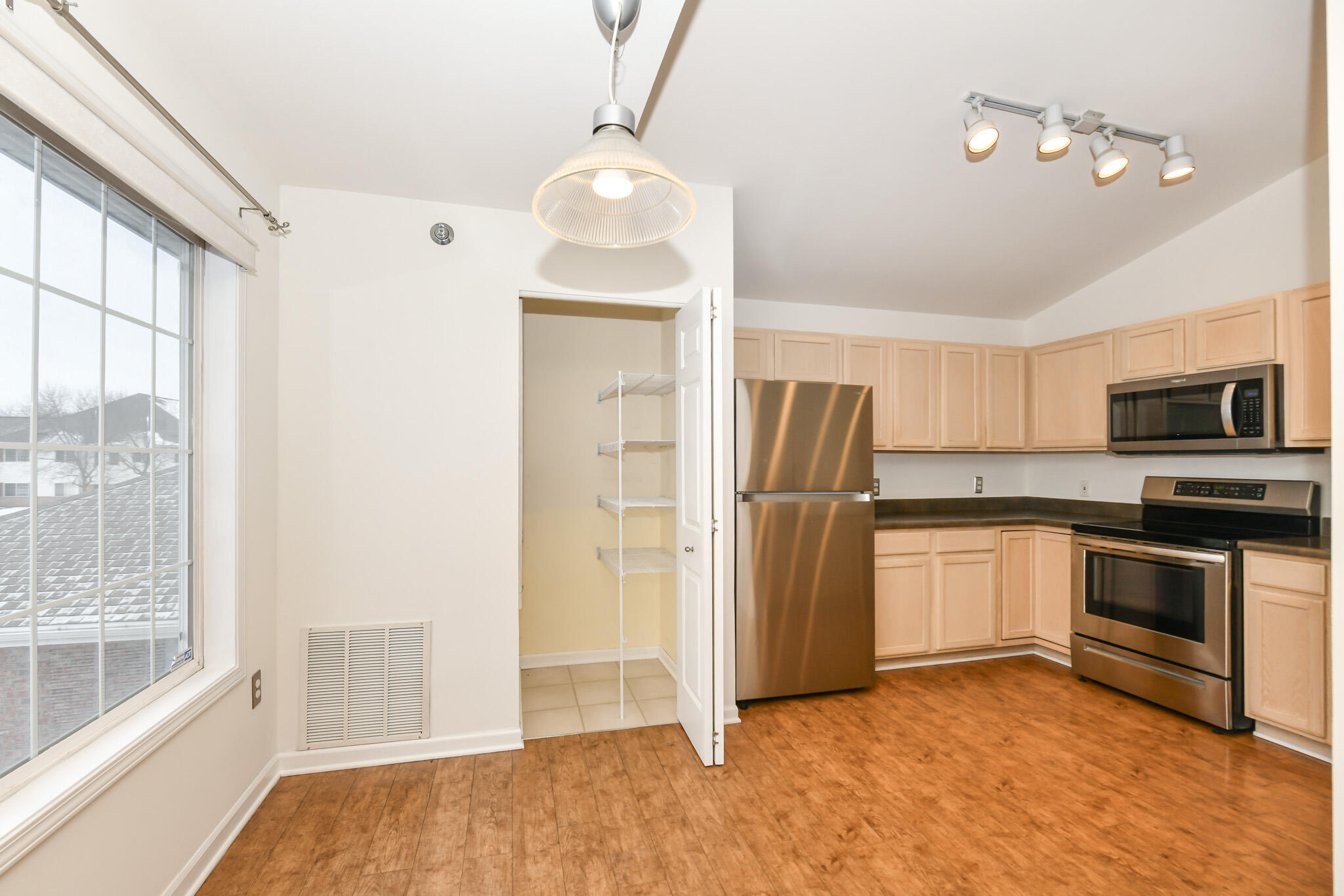 4740 South Forest Point Boulevard New Berlin, WI 53151 - Photo 10 of 26 Kitchen