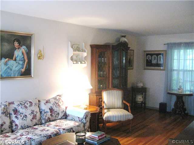9407 Meadowgreen Road Richmond, VA 23294 - Photo 17 of 24 Living Room