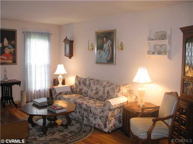 9407 Meadowgreen Road Richmond, VA 23294 - Photo 5 of 24 Living Room