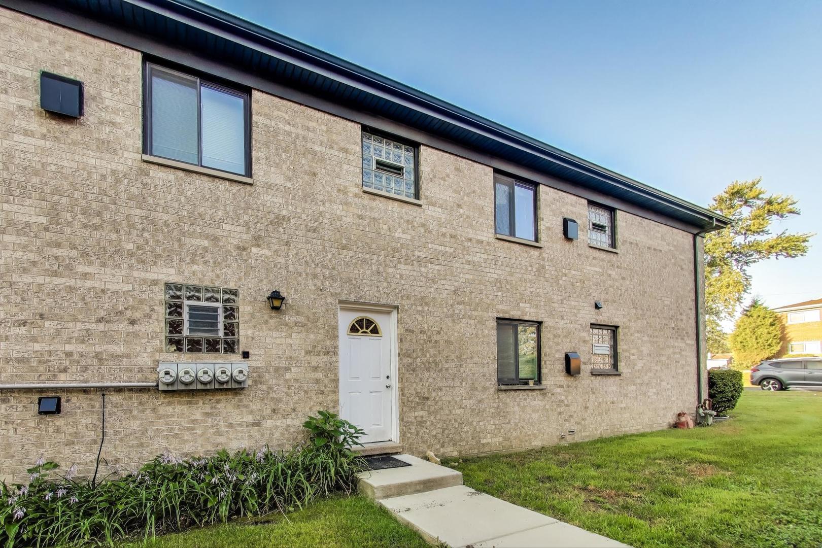 333 Short Street, Unit 2 Lemont, IL 60439 - Photo 9 of 11 a front view of a house with garden