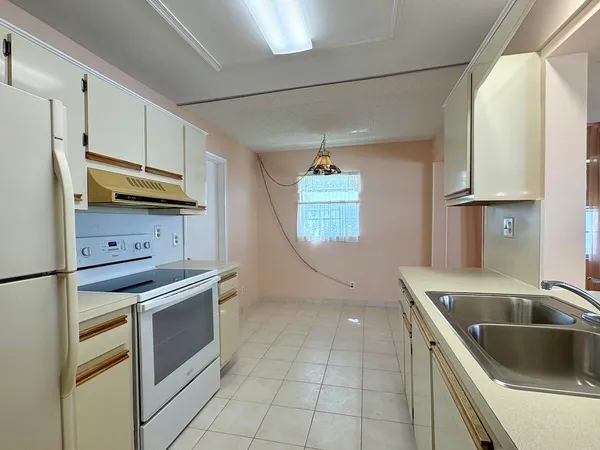 $2,300 | 2003 Southwest 18th Street, Boynton Beach, FL 33426