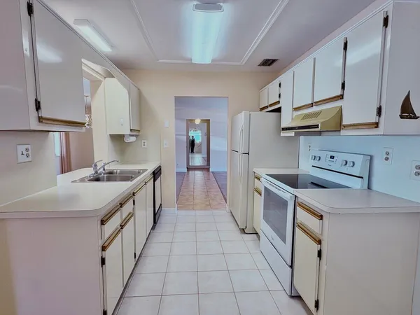 $2,300 | 2003 Southwest 18th Street, Boynton Beach, FL 33426