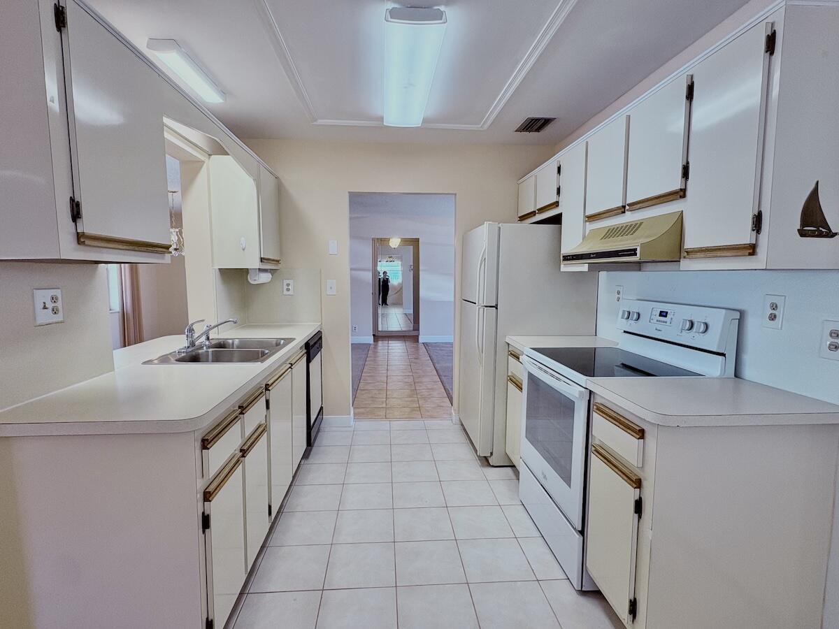 2003 Southwest 18th Street Boynton Beach, FL 33426 - Photo 9 of 27 kitchen