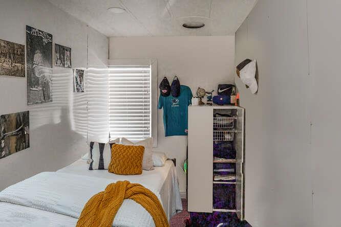 2151 Oakland Road, Unit 297 San Jose, CA 95131 - Photo 17 of 34 a bedroom with a bed and a potted plant