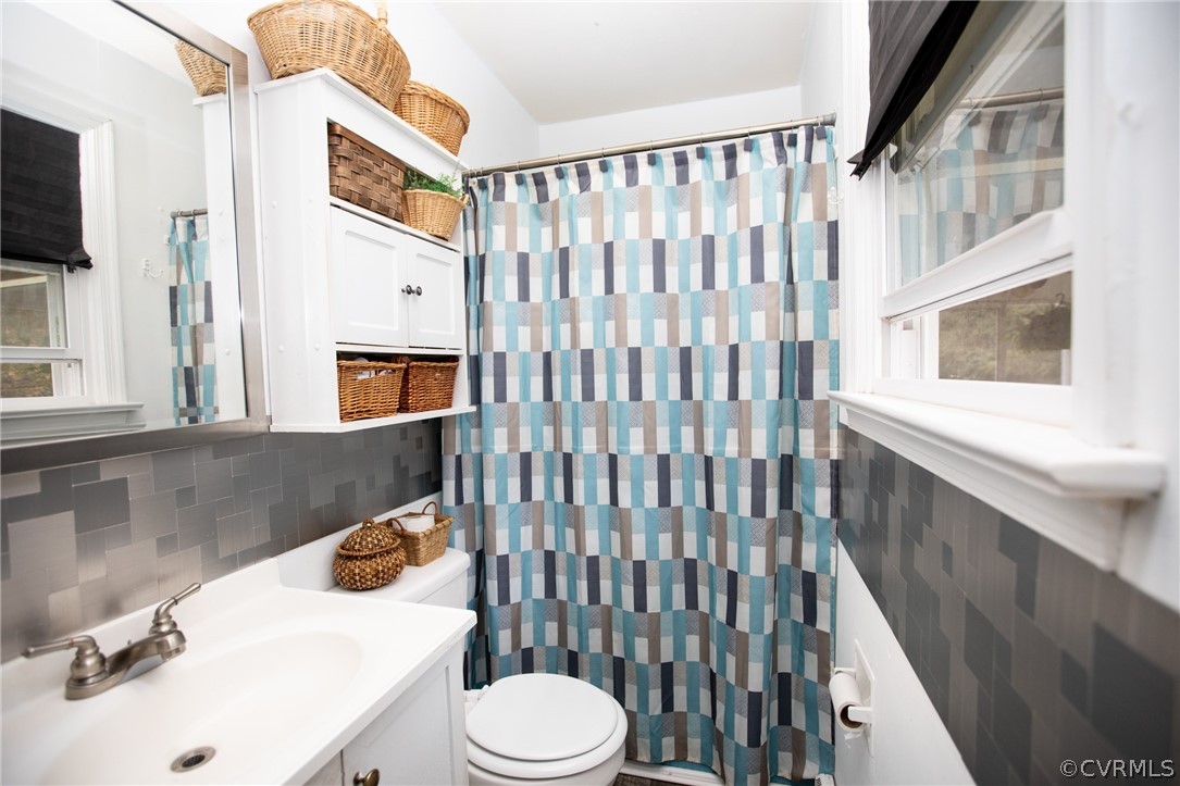 20 Mahan Road Farmville, VA 23901 - Photo 17 of 44 a bathroom with a sink a toilet and shower