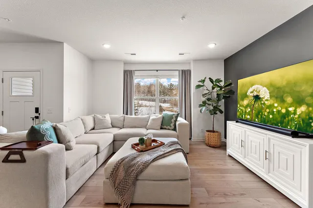 $400,000 | 14436 Twin Lakes Circle, Burnsville, MN 55306