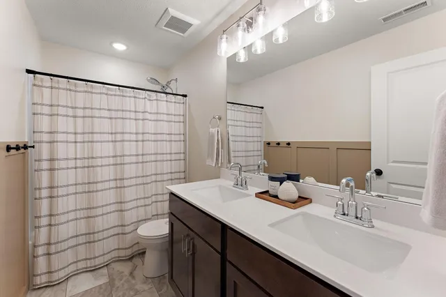 $400,000 | 14436 Twin Lakes Circle, Burnsville, MN 55306