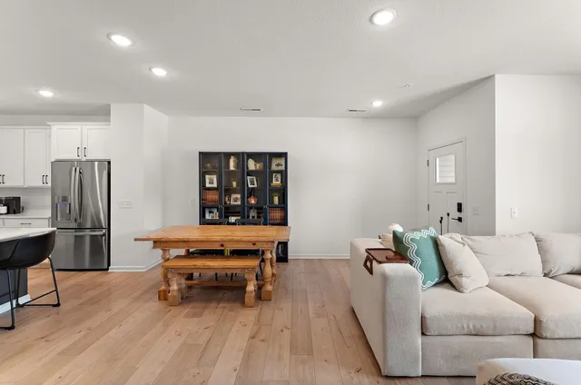 $400,000 | 14436 Twin Lakes Circle, Burnsville, MN 55306