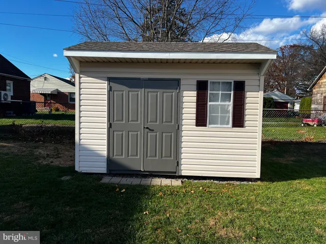 a view of an empty room with wooden roof