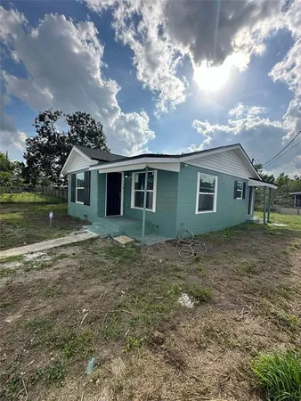 a view of a house with a yard