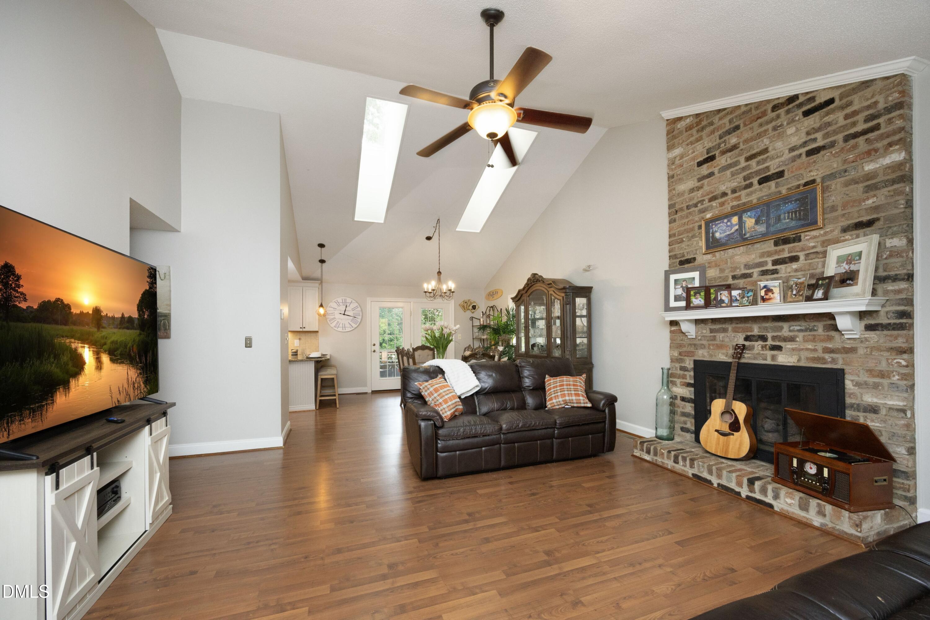 5804 Heatherbrook Circle Raleigh, NC 27612 - Photo 6 of 32 07LivingAreas