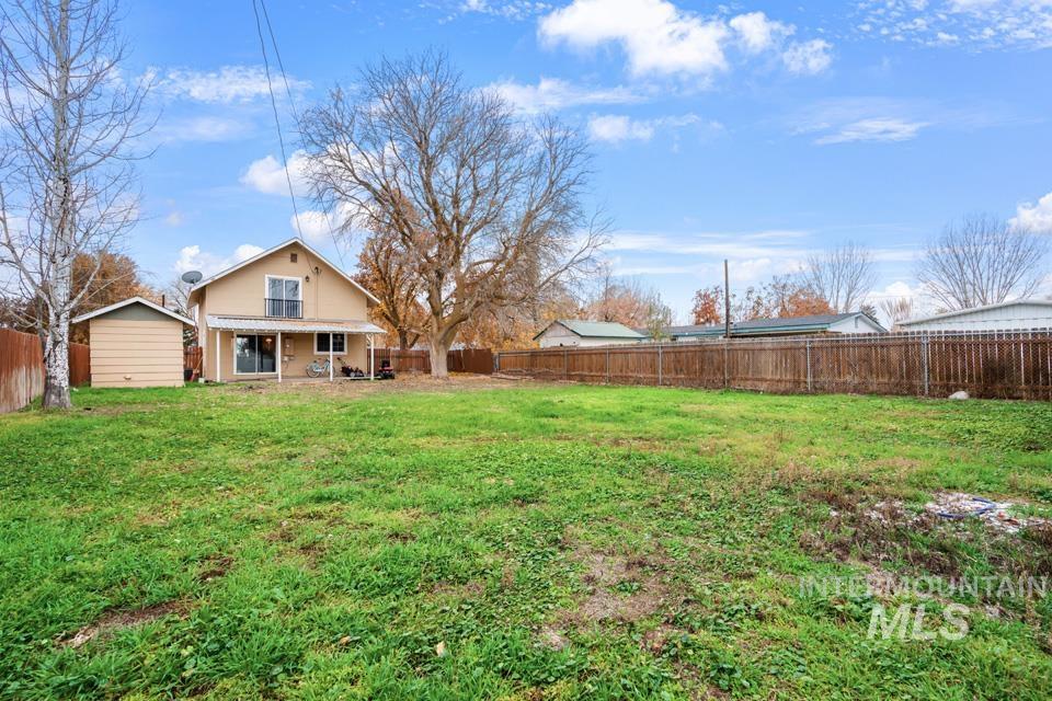 1230 East Main Street Weiser, ID 83672 - Photo 22 of 25 Fenced backyard featuring a patio