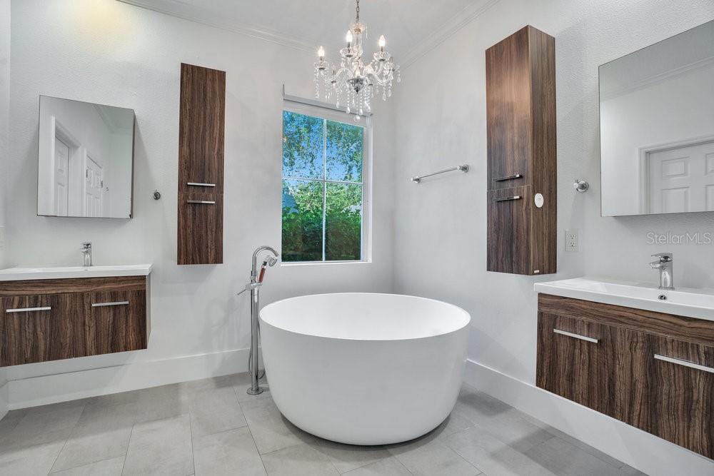 8399 Bowden Way Windermere, FL 34786 - Photo 24 of 59 a spacious bathroom with a tub sink and mirror