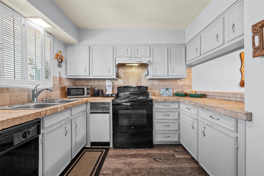 2905 Lake Shore Drive, Unit 204 Waco, TX 76708 - Photo 11 of 32 Kitchen