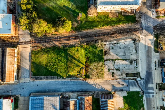 a view of a house with a tree