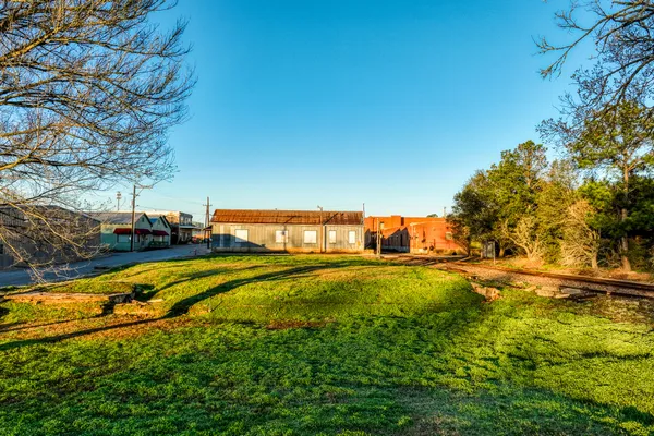 a view of an house with backyard and swimming pool
