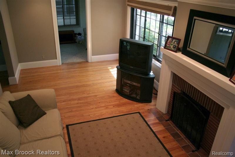 27 Sylvan Avenue Pleasant Ridge, MI 48069 - Photo 5 of 25 Living Room Fireplace