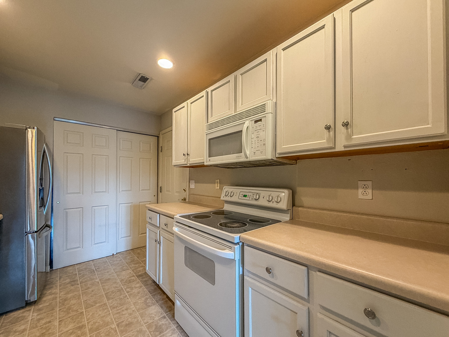 2404 Windward Boulevard, Unit 201 Champaign, IL 61821 - Photo 5 of 25