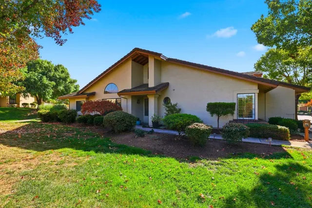 a view of a house with backyard and garden