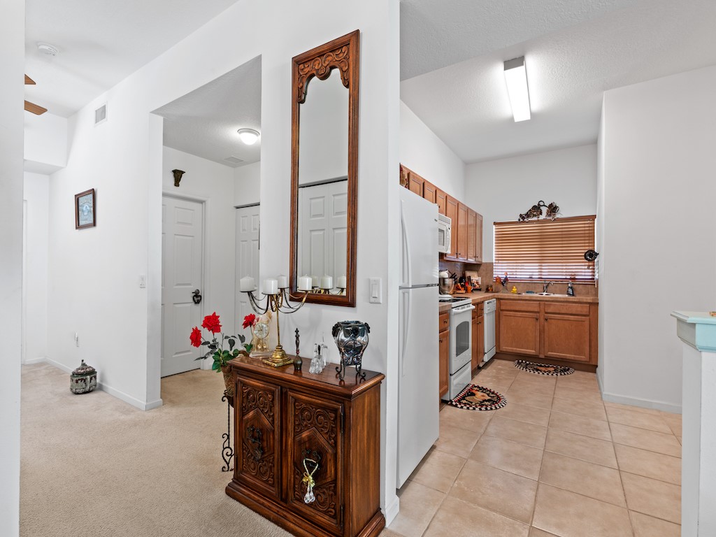 572 7th Square Southwest, Unit 101 Vero Beach, FL 32962 - Photo 17 of 34 a very nice looking room with a big room