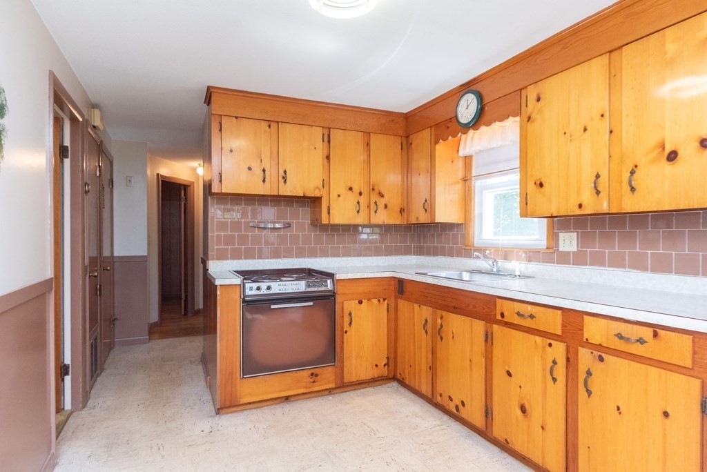 28 Gordon Street Worcester, MA 01604 - Photo 12 of 30