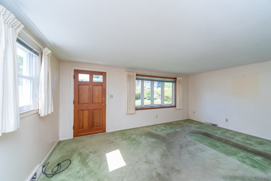 28 Gordon Street Worcester, MA 01604 - Photo 3 of 30