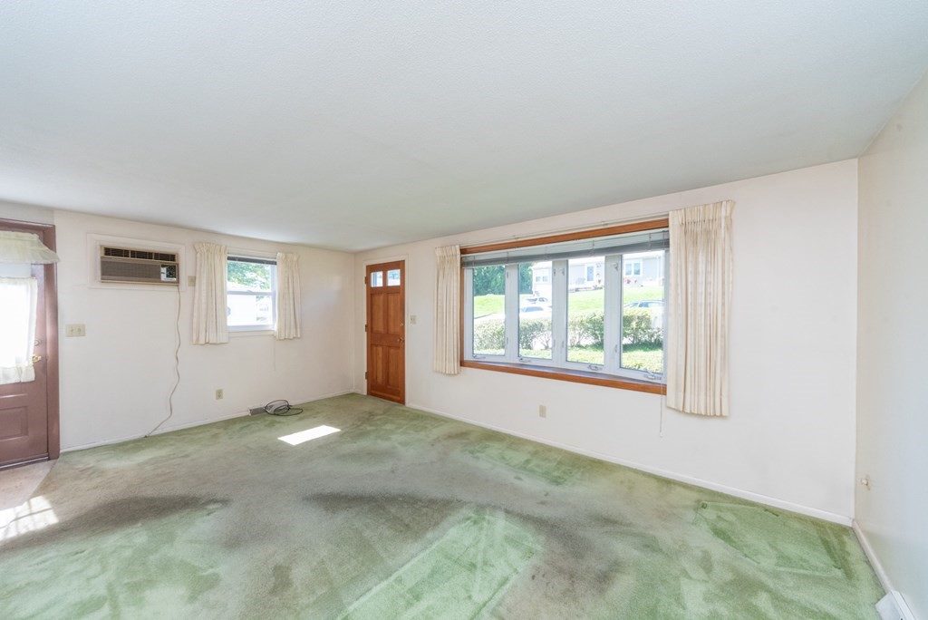 28 Gordon Street Worcester, MA 01604 - Photo 4 of 30