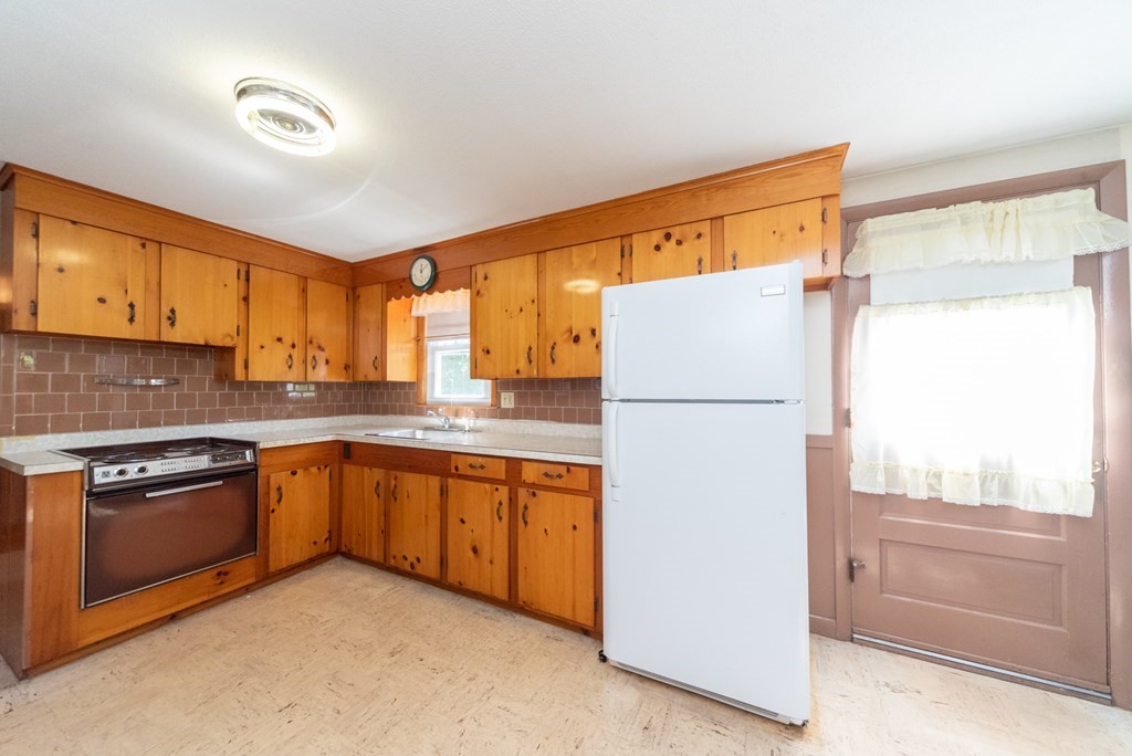 28 Gordon Street Worcester, MA 01604 - Photo 7 of 30