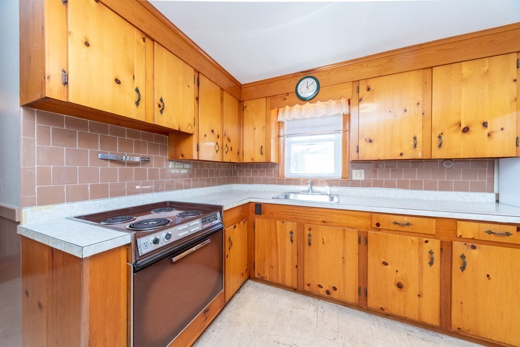 28 Gordon Street Worcester, MA 01604 - Photo 8 of 30