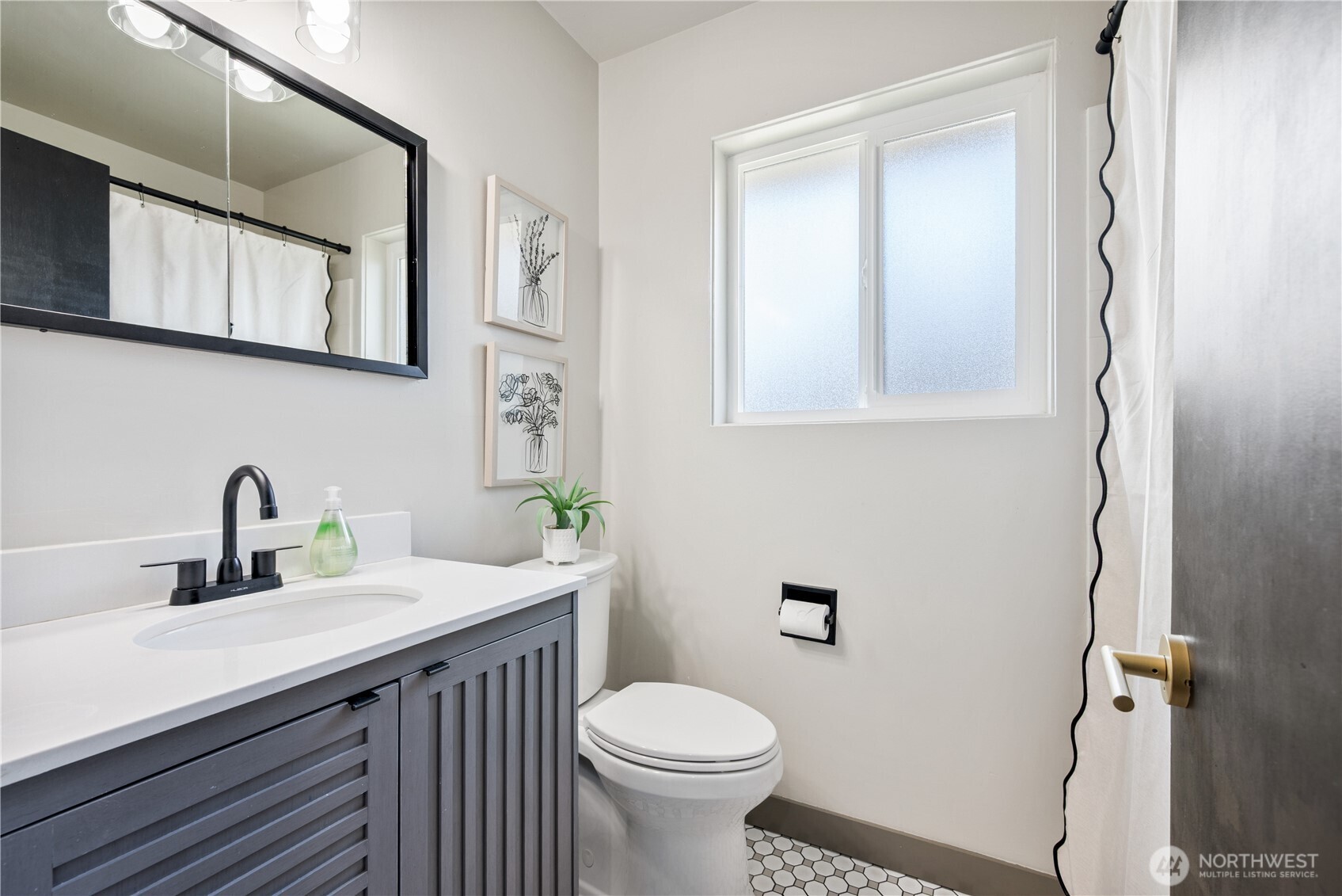 2943 Magnolia Street Longview, WA 98632 - Photo 18 of 36 a bathroom with a sink and a toilet