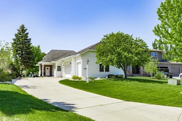 $799,900 | 2516 Rose Creek Parkway South, Fargo, ND 58104