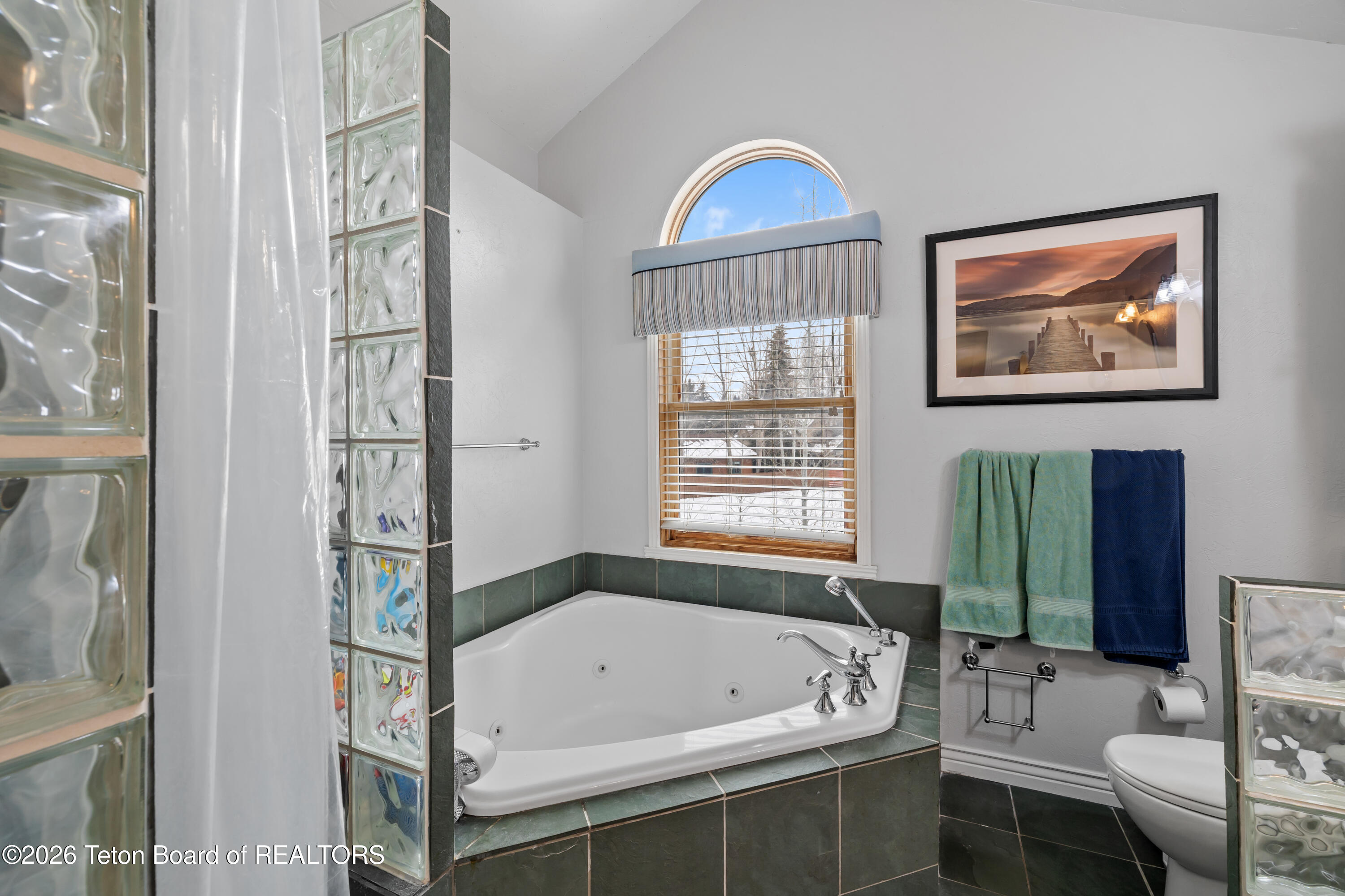 3017 Rangeview Drive Jackson, WY 83001 - Photo 14 of 26 11a Primary Bath Tub