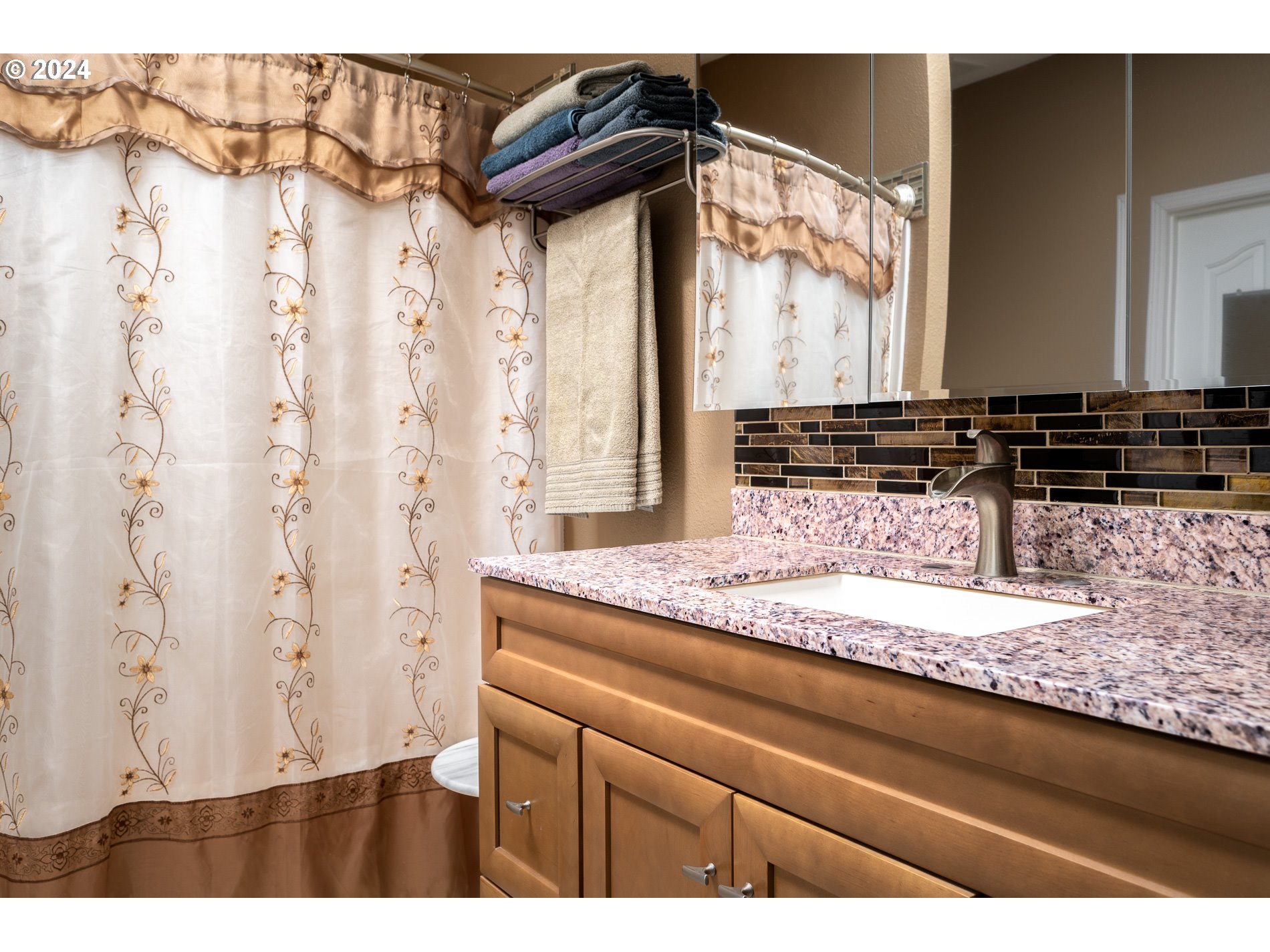 17165 South Holcomb Road Oregon City, OR 97045 - Photo 17 of 37 Bathroom