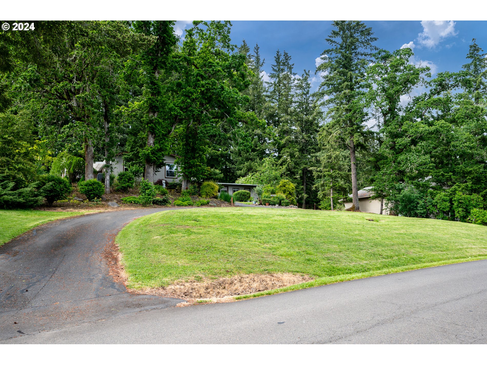 17165 South Holcomb Road Oregon City, OR 97045 - Photo 4 of 37 Driveway
