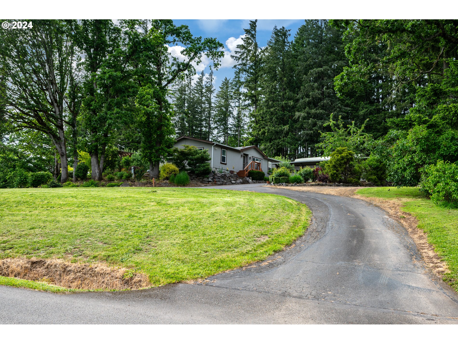17165 South Holcomb Road Oregon City, OR 97045 - Photo 5 of 37 Driveway