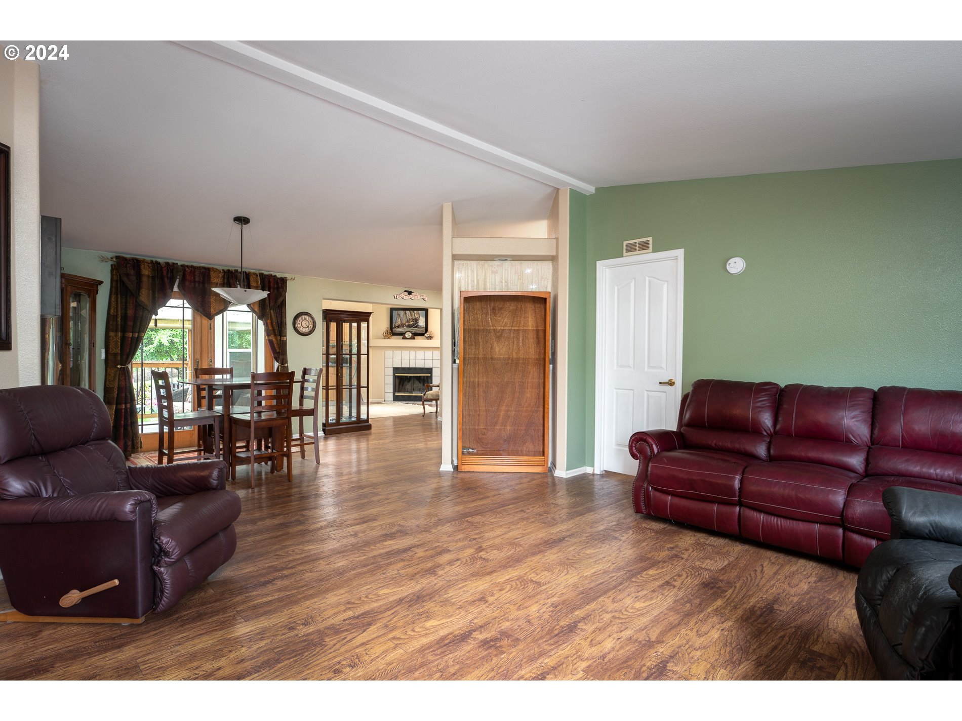 17165 South Holcomb Road Oregon City, OR 97045 - Photo 6 of 37 Living Room/Dining Room