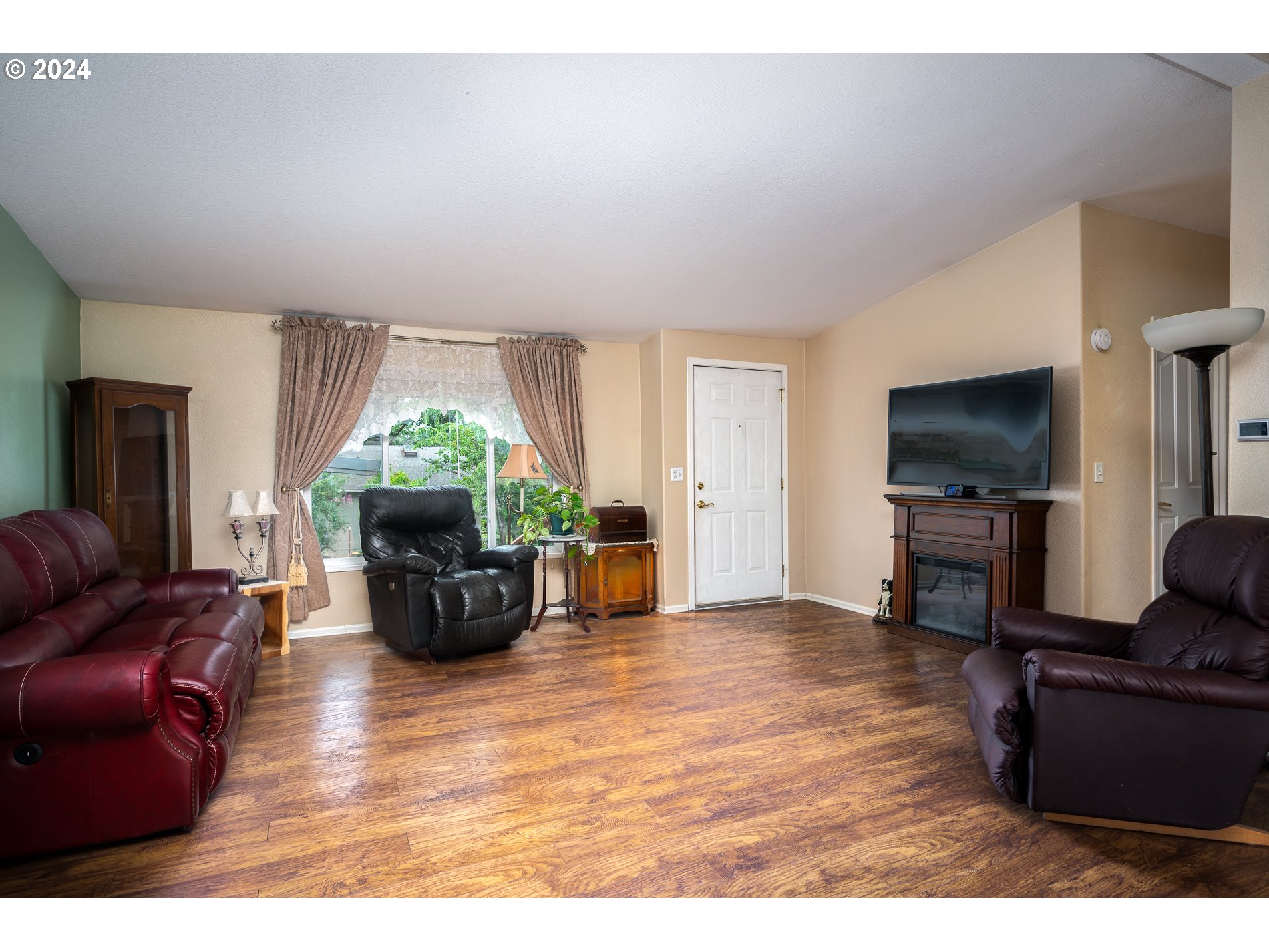 17165 South Holcomb Road Oregon City, OR 97045 - Photo 7 of 37 Living Room/Entrance