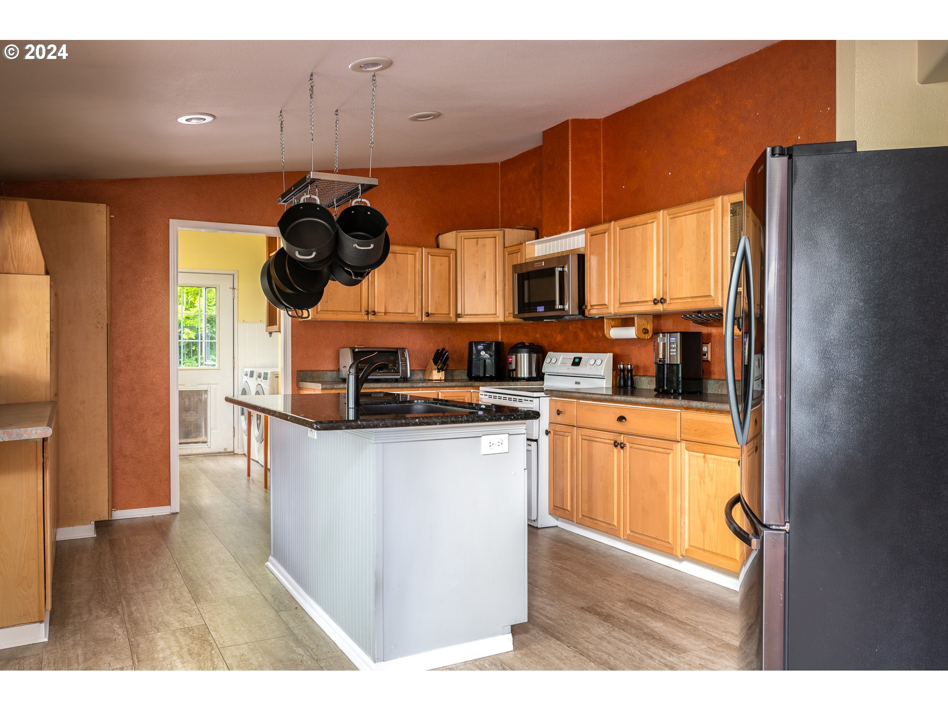 17165 South Holcomb Road Oregon City, OR 97045 - Photo 9 of 37 Kitchen