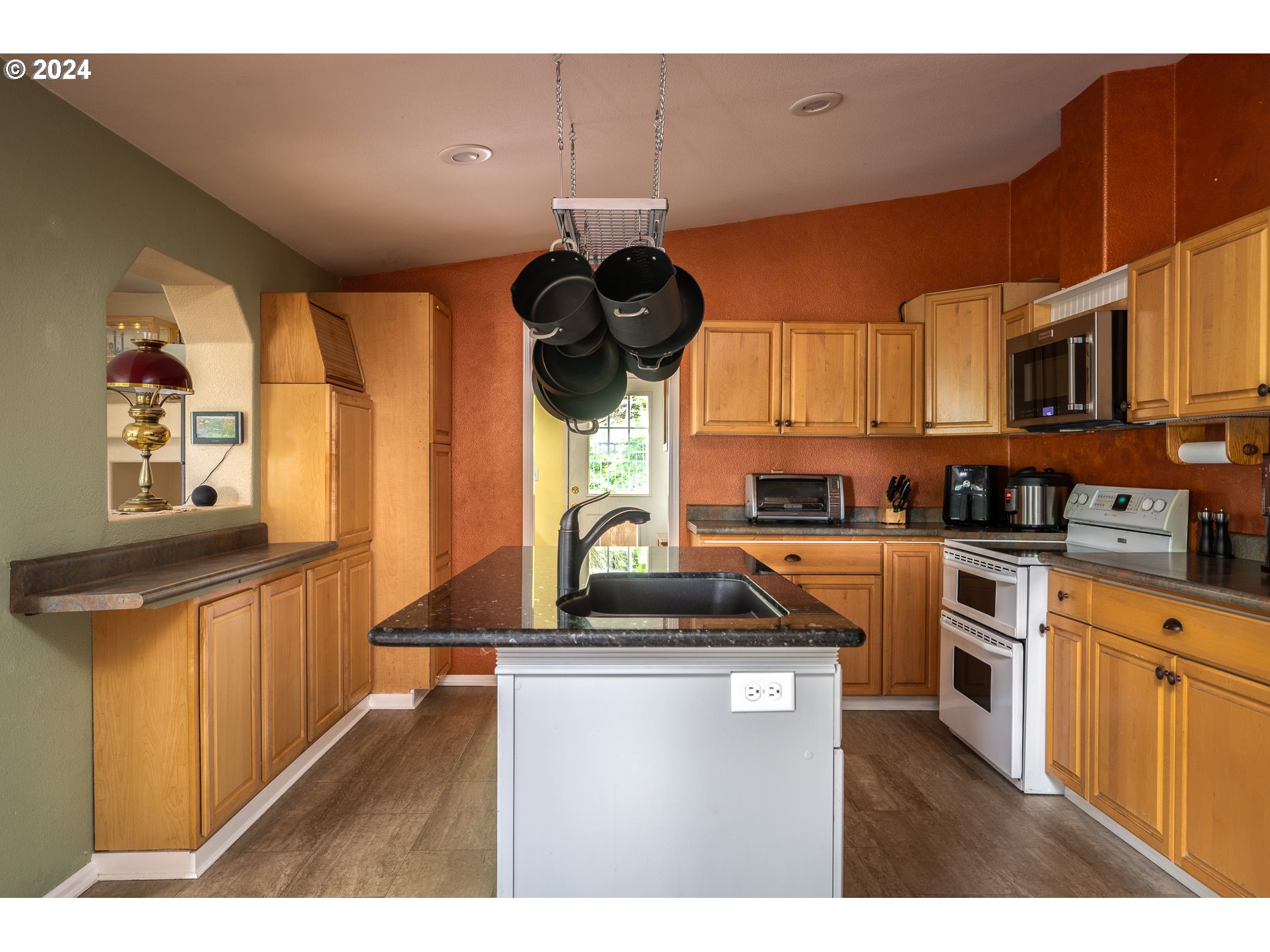 17165 South Holcomb Road Oregon City, OR 97045 - Photo 10 of 37 Kitchen