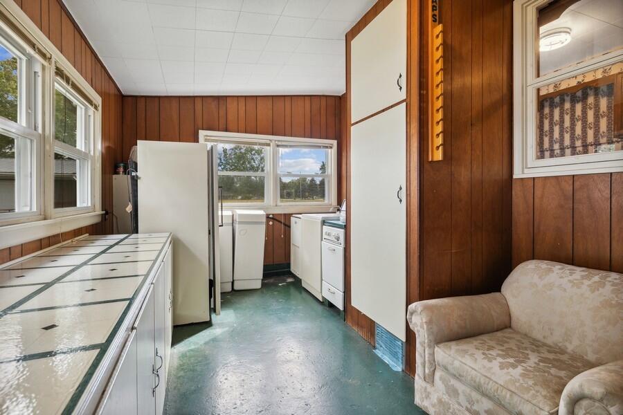 4727 Scottdale Road St. Joseph, MI 49085 - Photo 17 of 34 17_4727ScottdaleRd_195001_Mudroom_LowRes