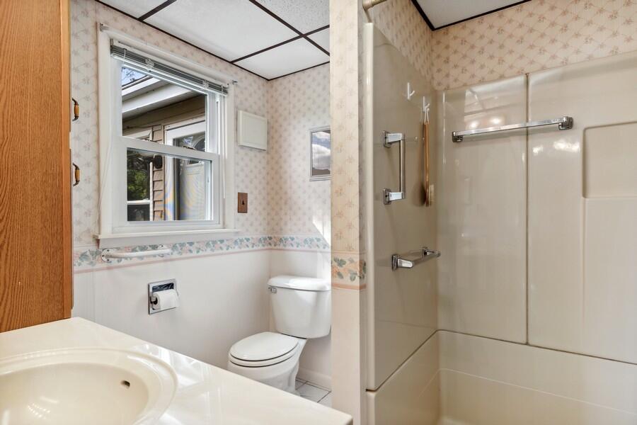 4727 Scottdale Road St. Joseph, MI 49085 - Photo 20 of 34 20_4727ScottdaleRd_13_PrimaryBathroom_Lo