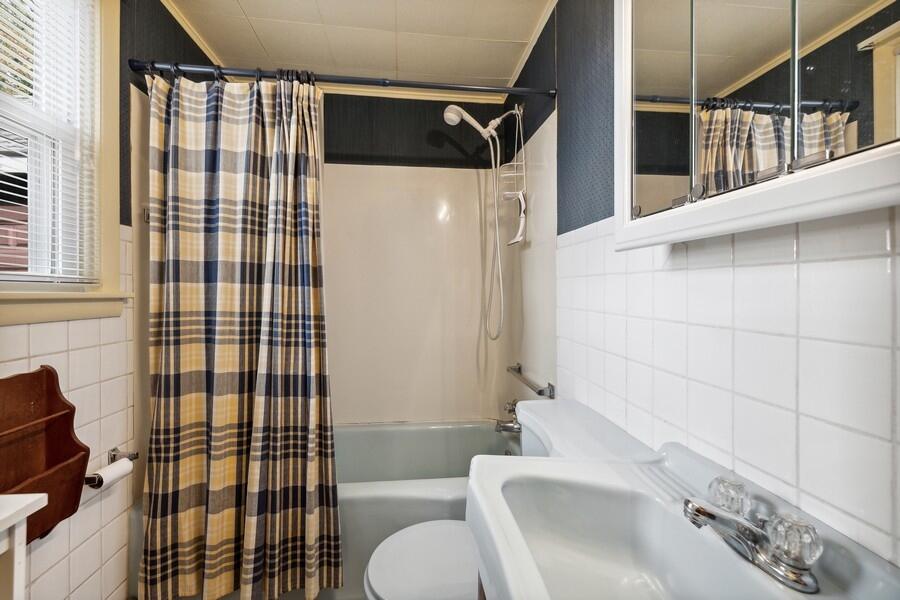 4727 Scottdale Road St. Joseph, MI 49085 - Photo 26 of 34 26_4727ScottdaleRd_8_Bathroom_LowRes
