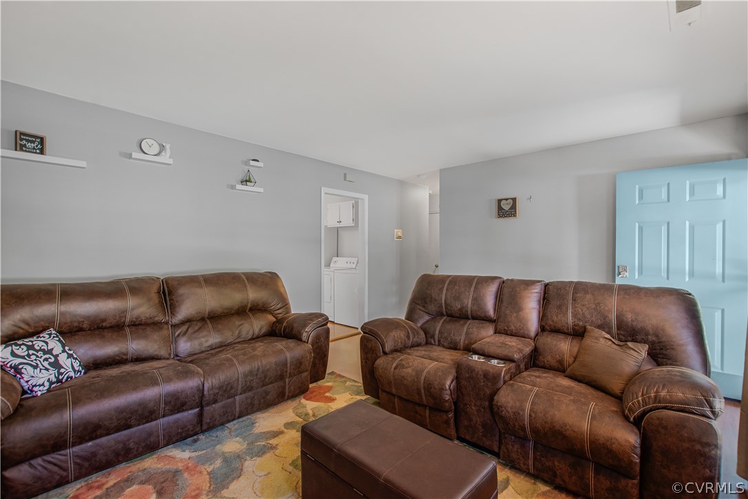10313 Ridgerun Road Chesterfield, VA 23832 - Photo 3 of 22 a living room with furniture