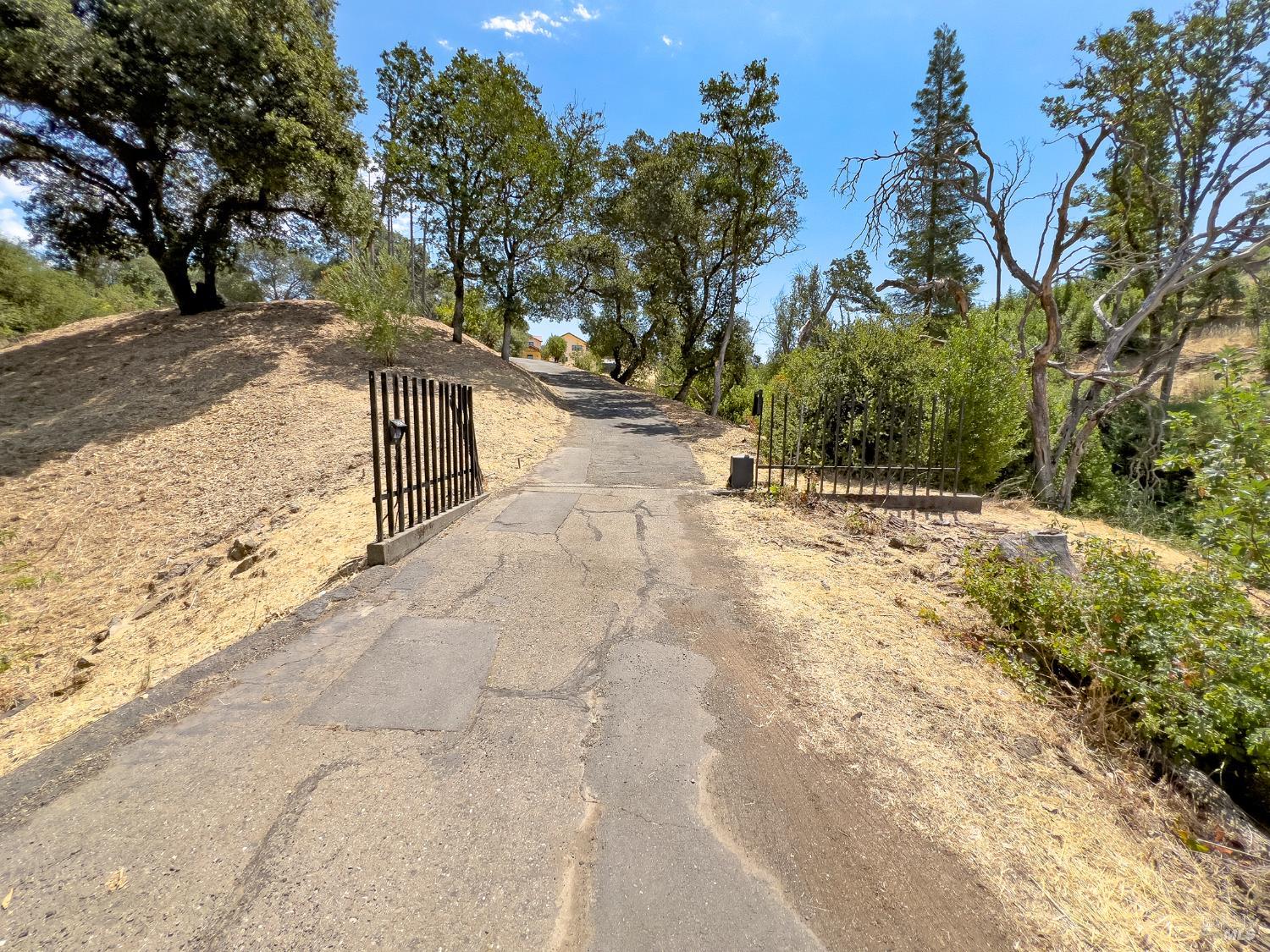 5420 Linda Lane Santa Rosa, CA 95404 - Photo 2 of 6 Front Gate entrance