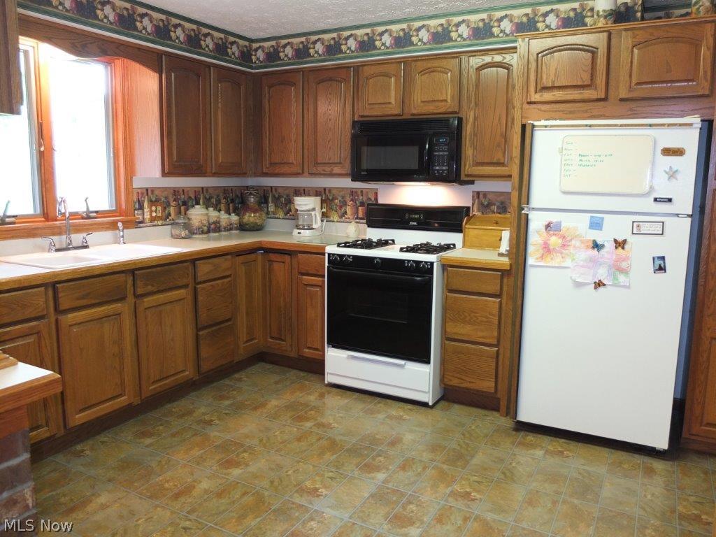 460 Moore Road Akron, OH 44319 - Photo 4 of 19 Custom kitchen.
