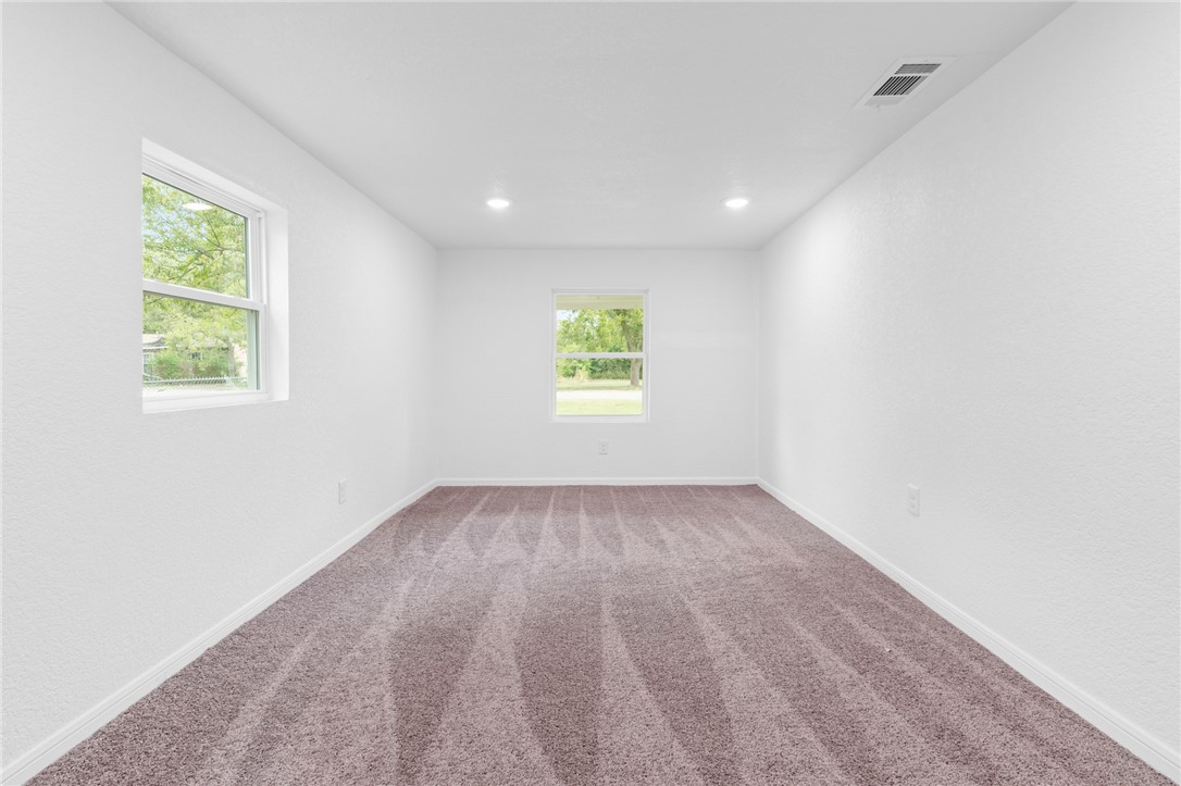 809 East Downs Avenue Temple, TX 76501 - Photo 5 of 24 an empty room with windows