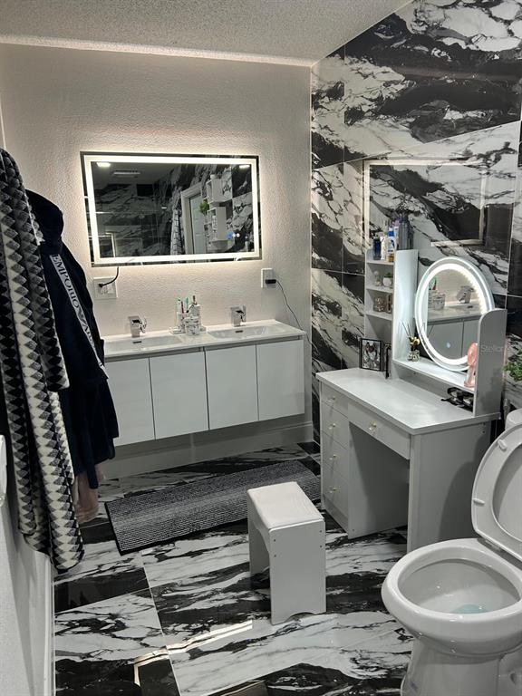 4821 Platt Road Plant City, FL 33565 - Photo 20 of 49 a bathroom with a toilet a sink and a bathtub