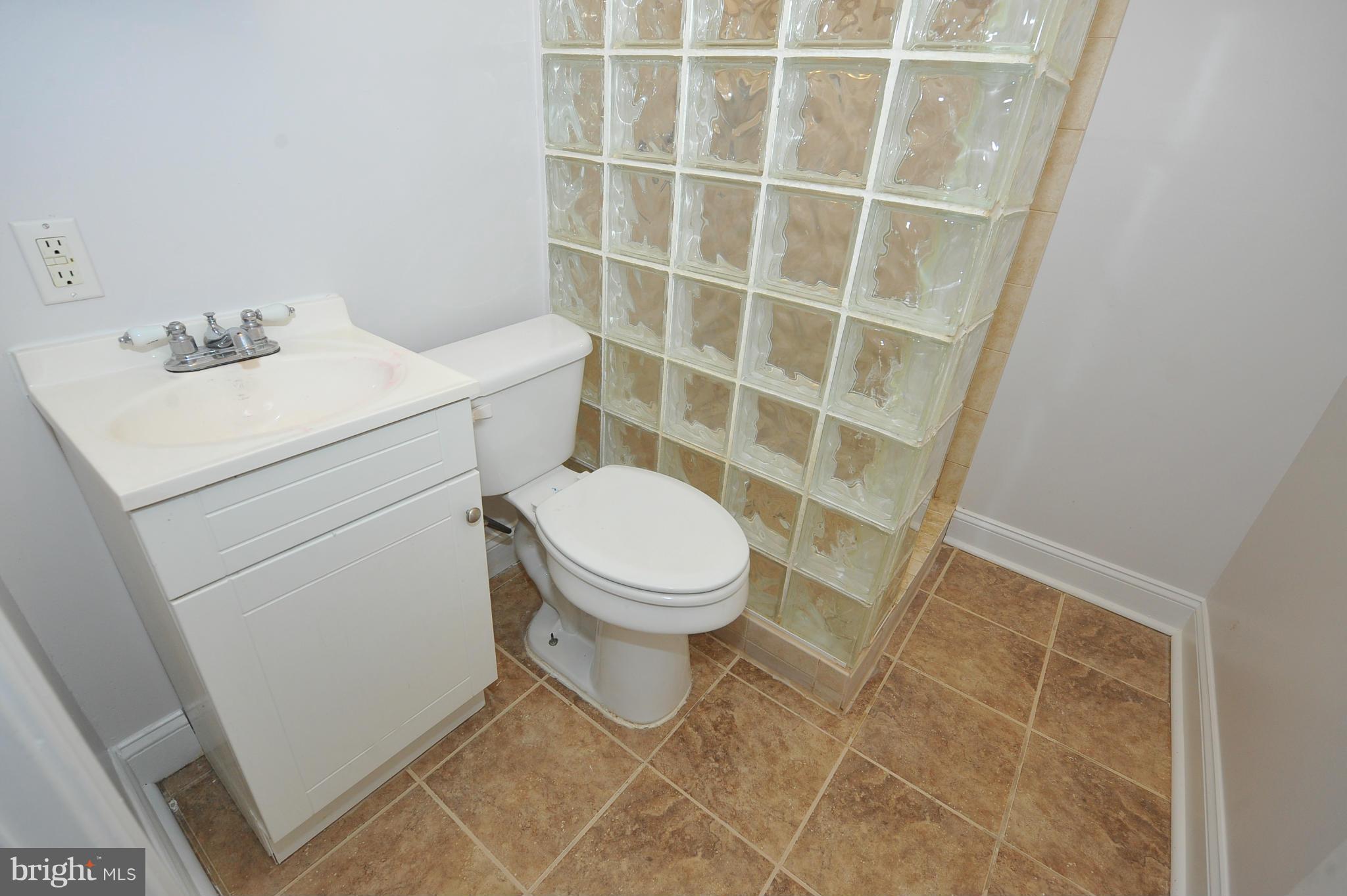 36 East Reed Avenue Alexandria, VA 22305 - Photo 11 of 18 Bath