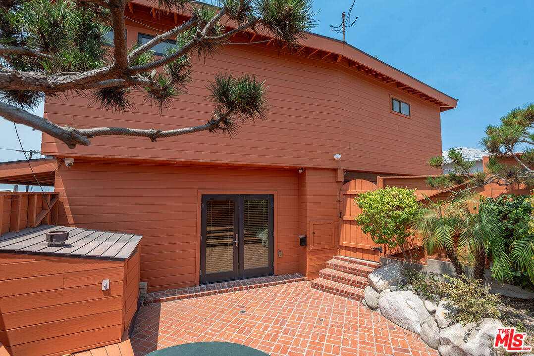 7220 Rindge Avenue Playa del Rey, CA 90293 - Photo 23 of 53 a backyard of a house with potted plants