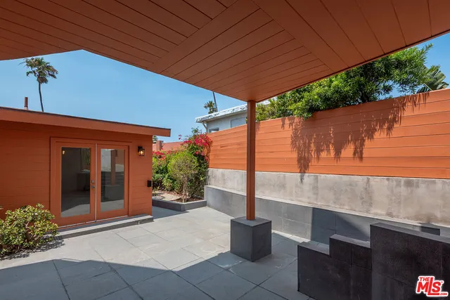 a view of a building entrance